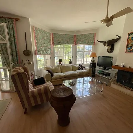 Spacious House With Private Pool Next To Golf Club Feriehus