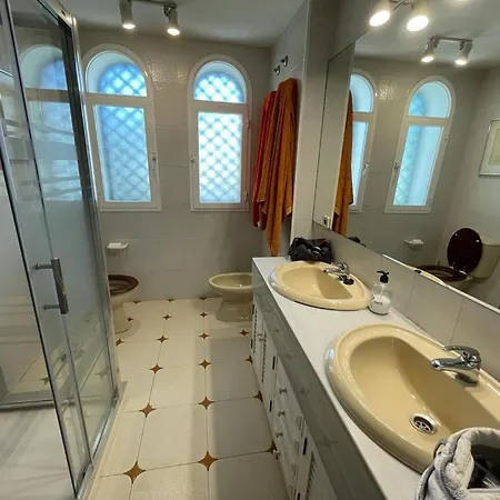 Spacious House With Private Pool Next To Golf Club *